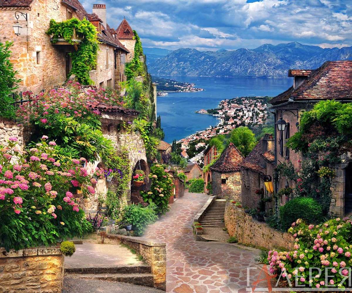 Старый город, каменный город, улочка, улица, цветы, море, горы, фреска